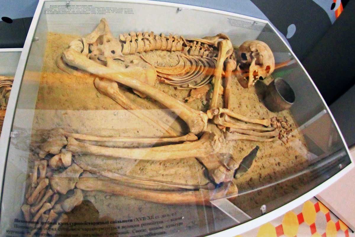 Поховання зрубної культурно-історичної спільноти. 17 — 12 ст. до н.е.
