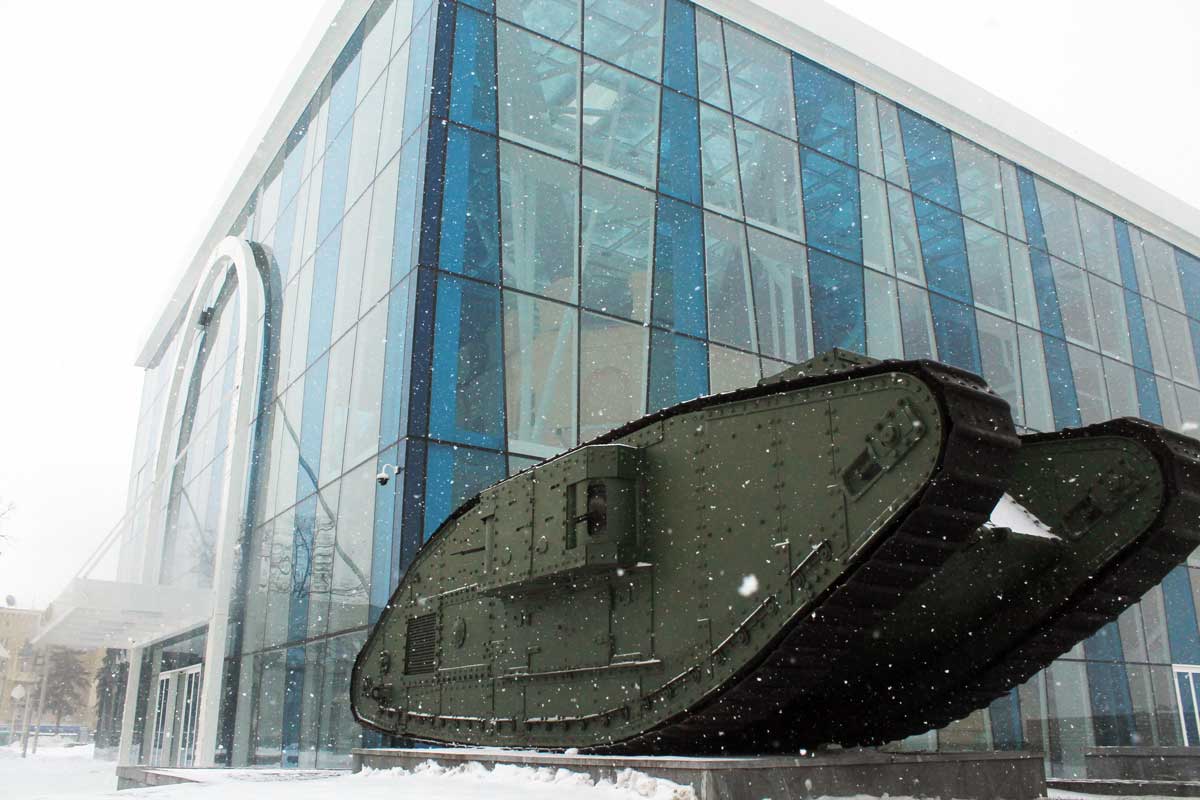 Військова техніка біля Харківського історичного музею